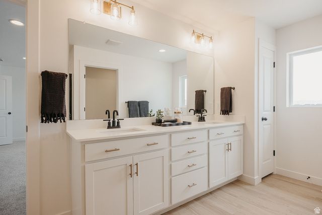 5233 S PARAMOUNT DR, Riverdale, UT 84405
