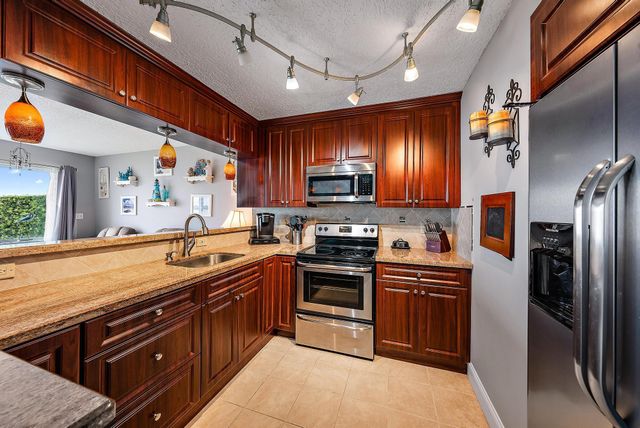 52 Yacht Club Drive 105, North Palm Beach, FL 33408