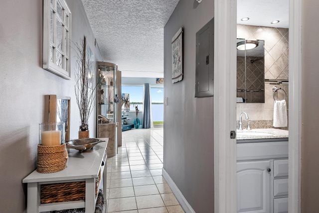 52 Yacht Club Drive 105, North Palm Beach, FL 33408