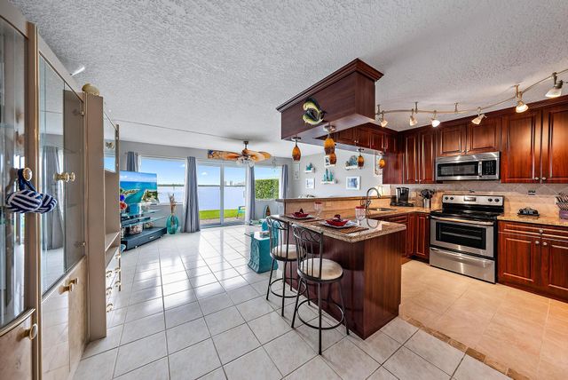 52 Yacht Club Drive 105, North Palm Beach, FL 33408