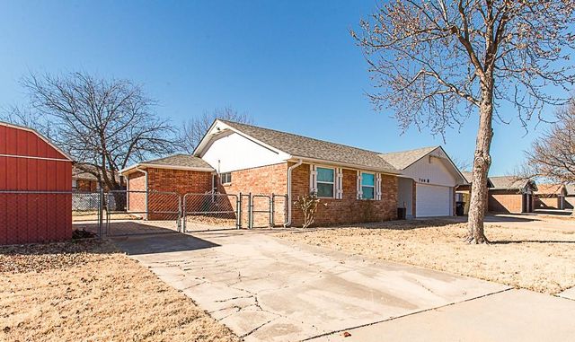 709 N Silver Leaf Drive, Moore, OK 73160