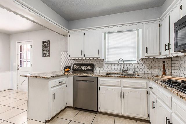 709 N Silver Leaf Drive, Moore, OK 73160