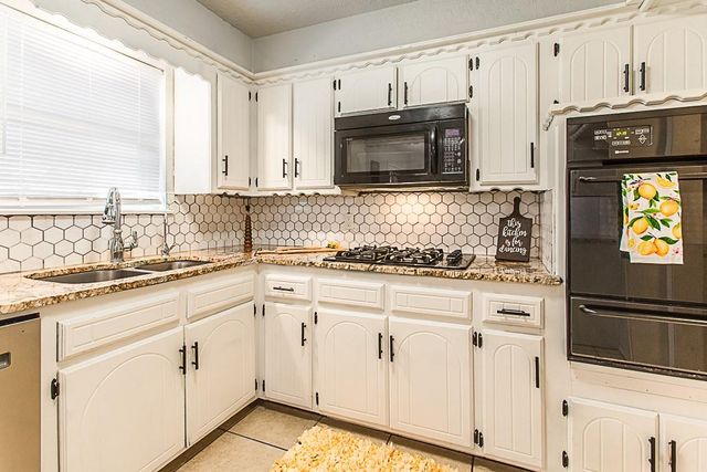 709 N Silver Leaf Drive, Moore, OK 73160