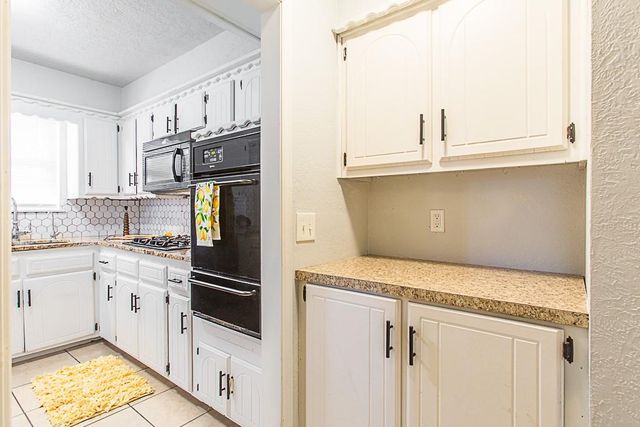 709 N Silver Leaf Drive, Moore, OK 73160