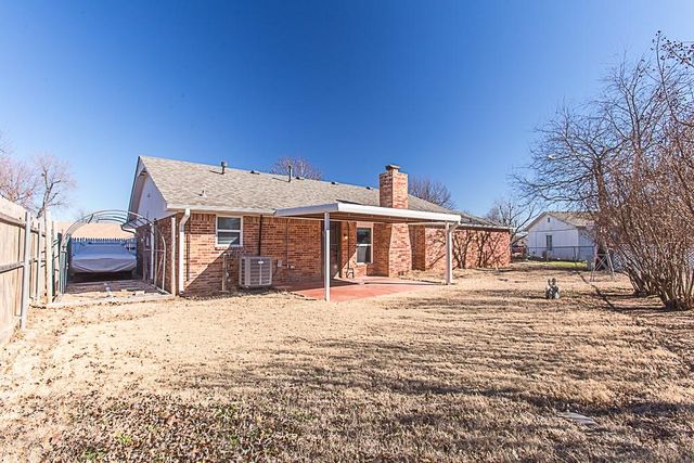 709 N Silver Leaf Drive, Moore, OK 73160