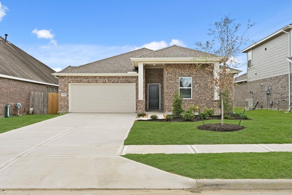 8335 Bay Oaks Drive, Baytown, TX 77523