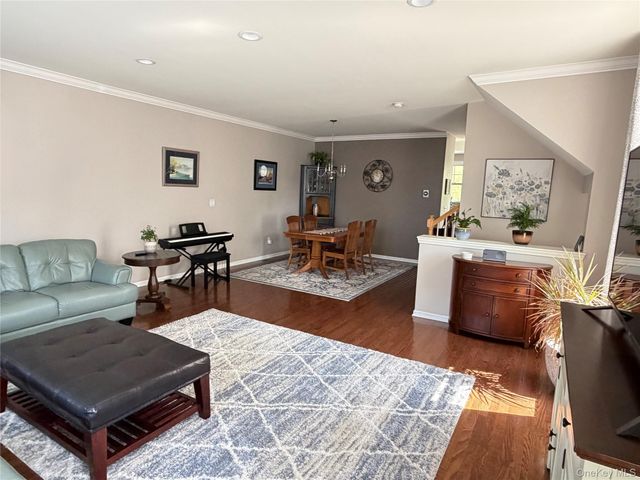 2012 Hawthorn Way, New Windsor, NY 12553