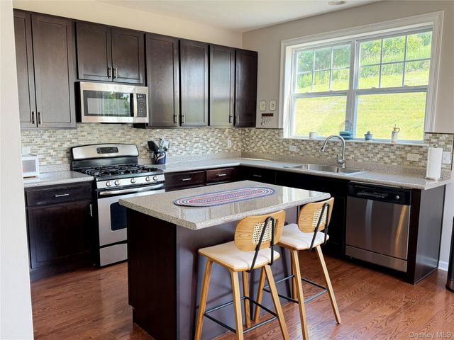 2012 Hawthorn Way, New Windsor, NY 12553