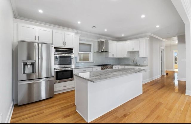 27 Lyon St 3, Boston, MA 02122