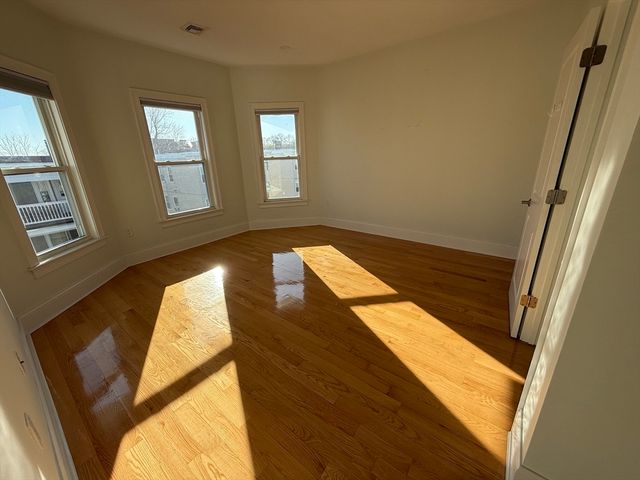 27 Lyon St 3, Boston, MA 02122