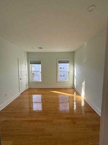 27 Lyon St 3, Boston, MA 02122