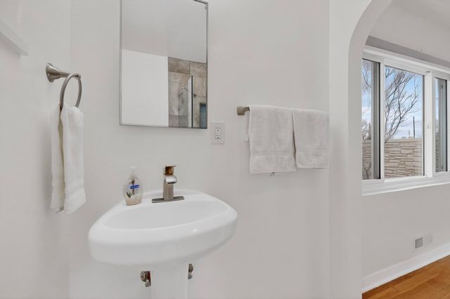 313 Washington Street NE, Albuquerque, NM 87108