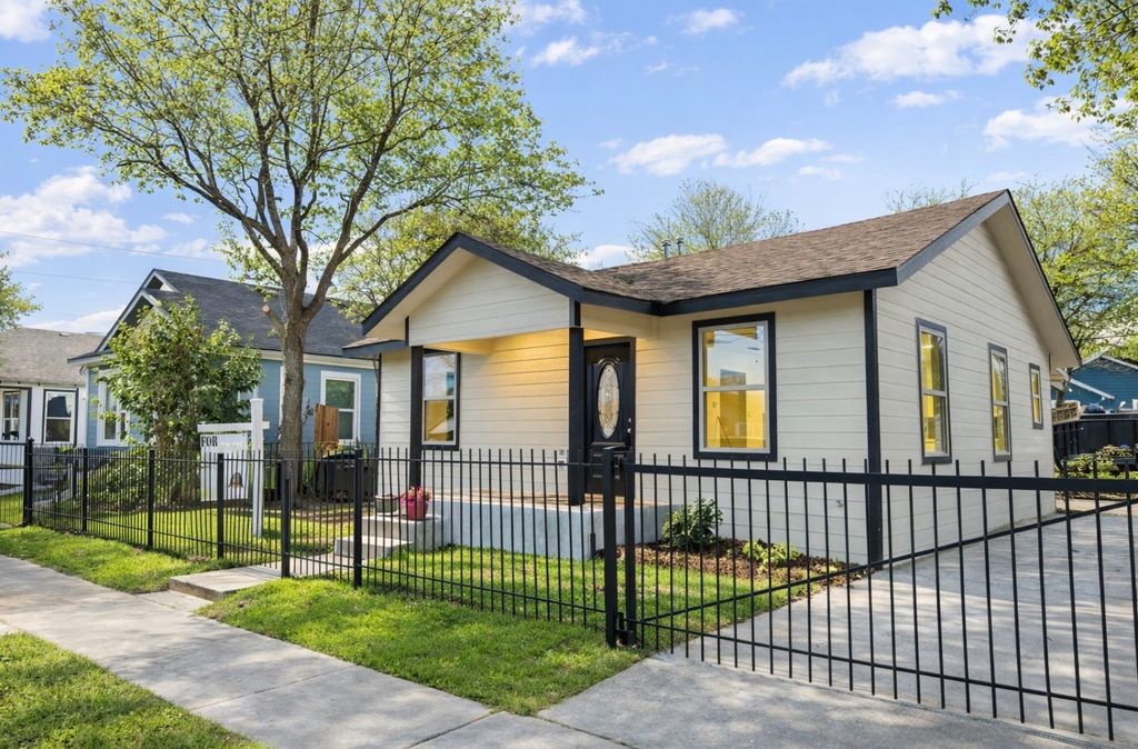 1220 E Bessie St, Fort Worth, TX 76104