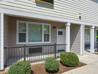 10849 E BURNSIDE St, Portland, OR 97216
