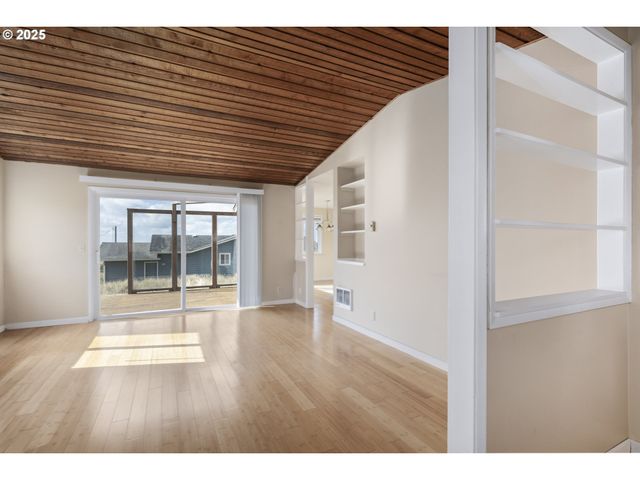 2414 Nw CONVOY Way, Waldport, OR 97394