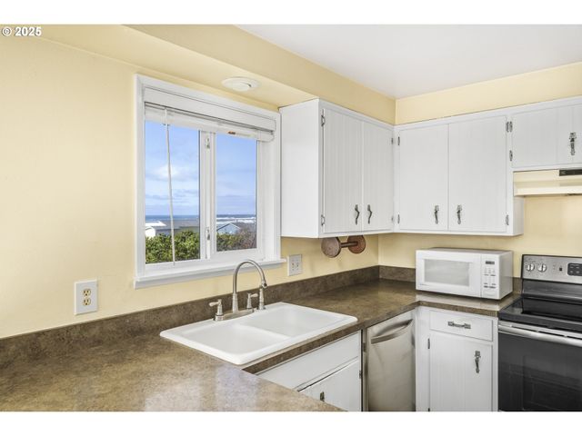 2414 Nw CONVOY Way, Waldport, OR 97394