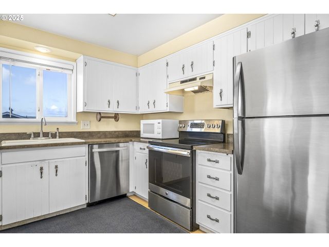 2414 Nw CONVOY Way, Waldport, OR 97394
