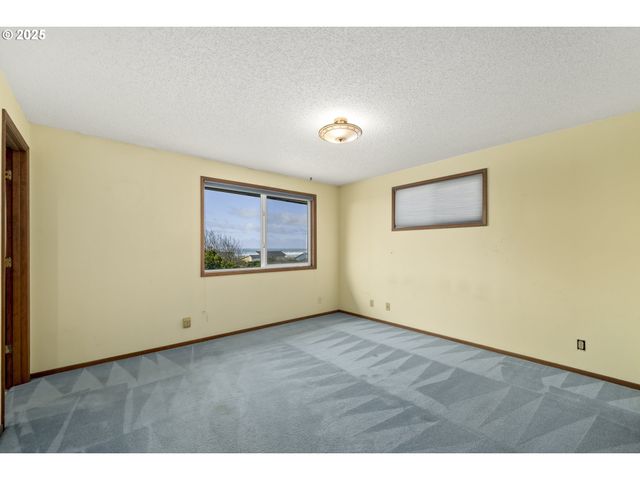 2414 Nw CONVOY Way, Waldport, OR 97394