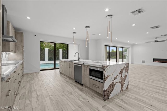 3800 Crayton RD, Naples, FL 34103