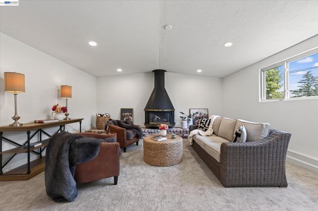 1787 Roxbury Dr, Concord, CA 94519