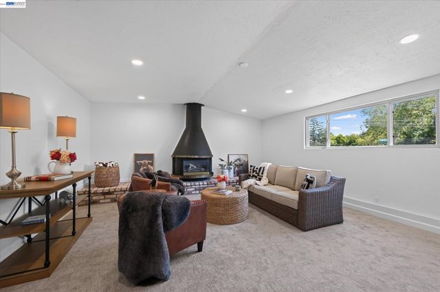 1787 Roxbury Dr, Concord, CA 94519