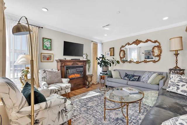 1721 Centre St 402, Boston, MA 02132