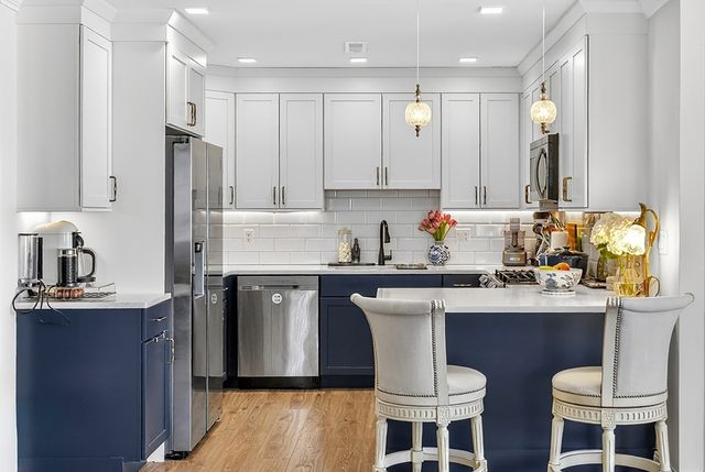 1721 Centre St 402, Boston, MA 02132