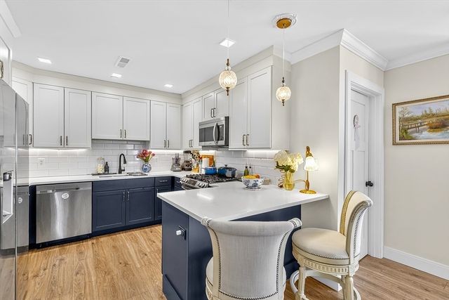 1721 Centre St 402, Boston, MA 02132