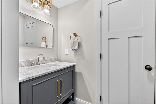 1721 Centre St 402, Boston, MA 02132