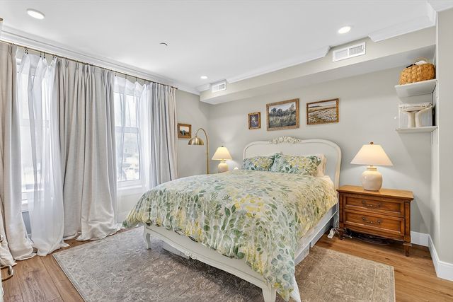 1721 Centre St 402, Boston, MA 02132