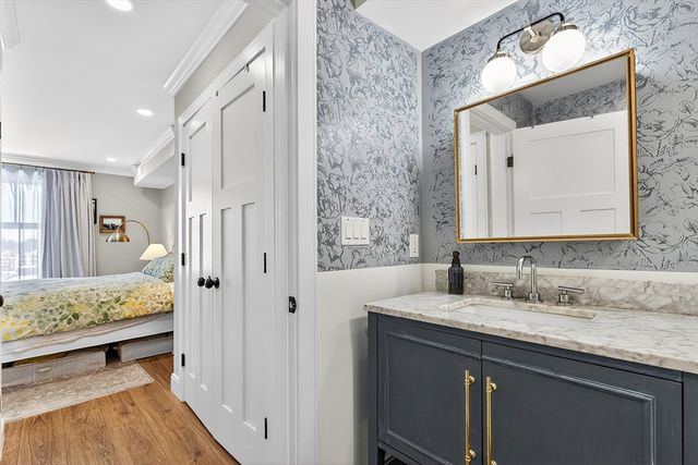 1721 Centre St 402, Boston, MA 02132