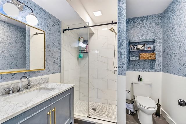 1721 Centre St 402, Boston, MA 02132