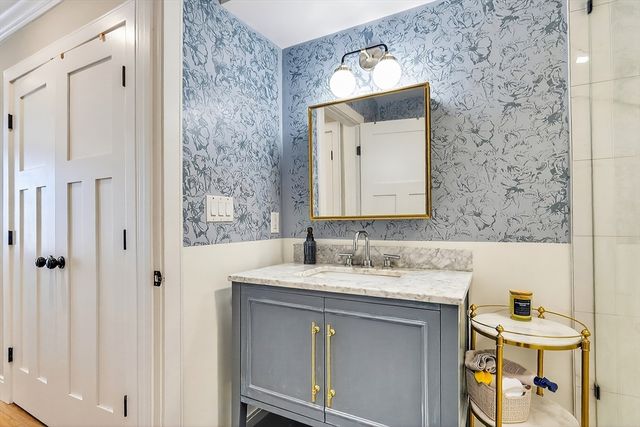 1721 Centre St 402, Boston, MA 02132