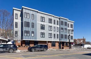 1721 Centre St 402, Boston, MA 02132