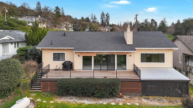18854 Chickadee Ct, Penn Valley, CA 95946