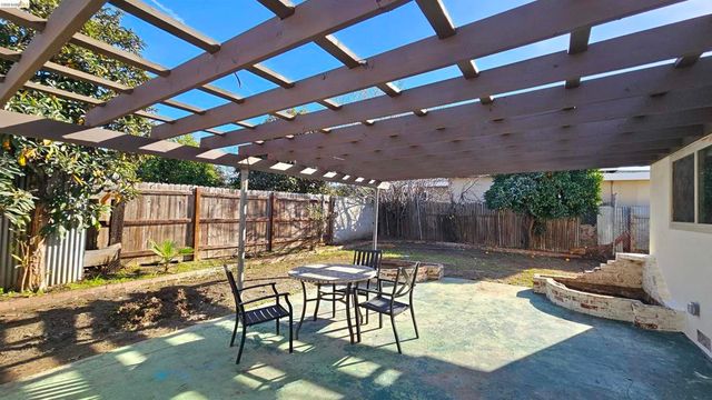 95 W Leland Rd, Pittsburg, CA 94565