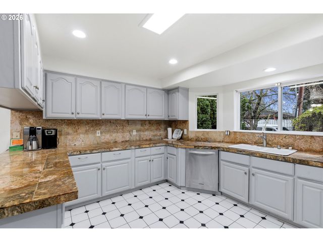 608 Ne 118TH Ave, Portland, OR 97220
