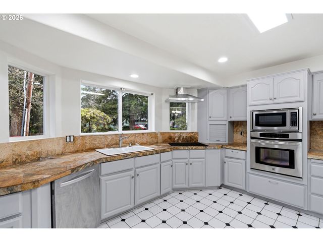 608 Ne 118TH Ave, Portland, OR 97220