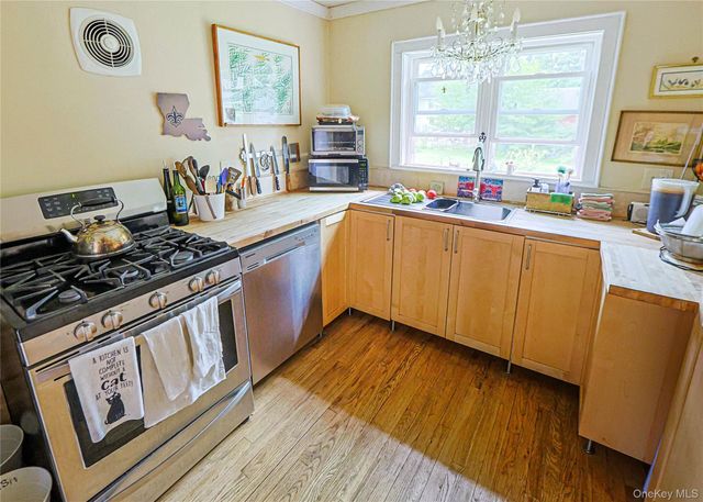1085 Violet Avenue, Hyde Park, NY 12538