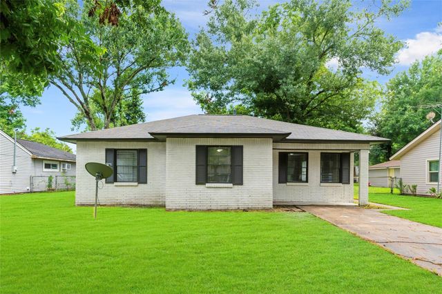 1104 Southampton Street, Angleton, TX 77515