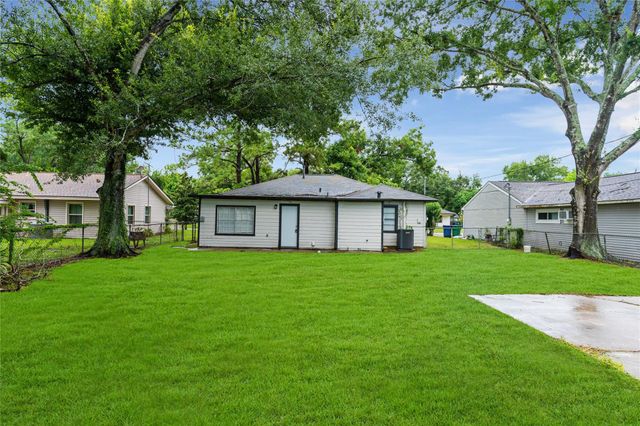 1104 Southampton Street, Angleton, TX 77515