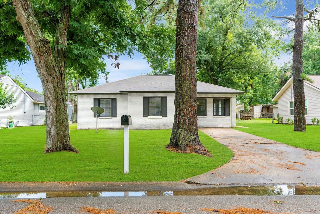 1104 Southampton Street, Angleton, TX 77515