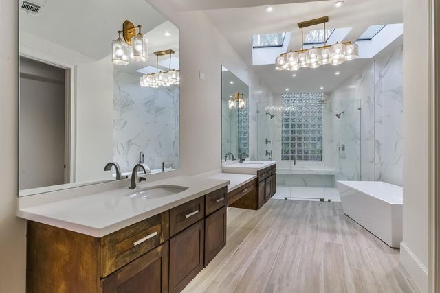 15 W Shady Lane B, Houston, TX 77063