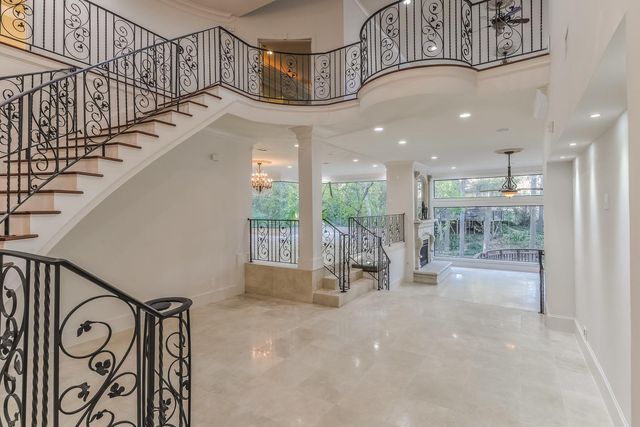 15 W Shady Lane B, Houston, TX 77063