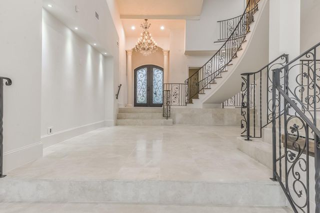 15 W Shady Lane B, Houston, TX 77063