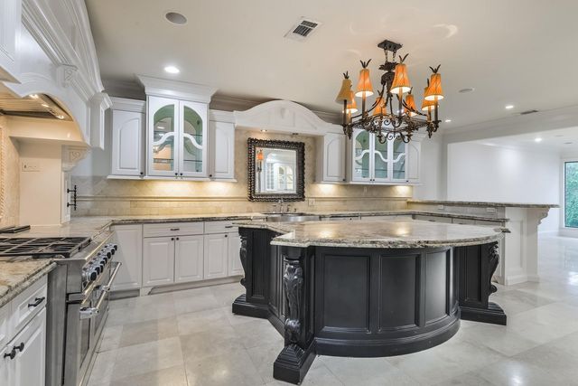 15 W Shady Lane B, Houston, TX 77063