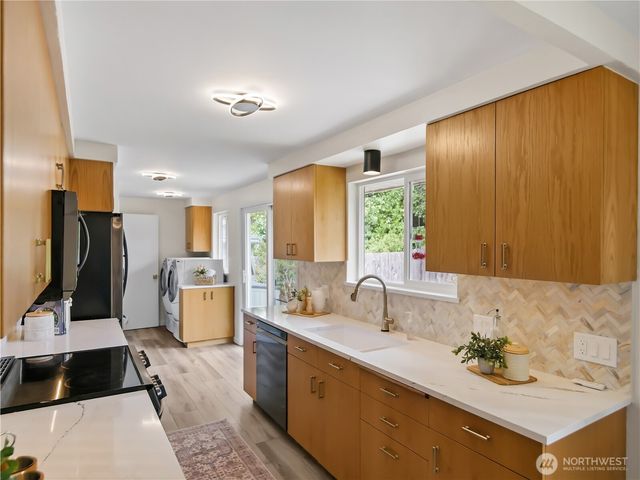 944 165th Avenue SE, Bellevue, WA 98008