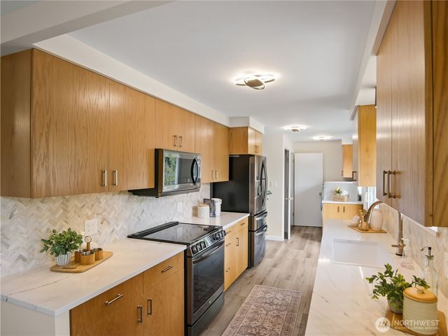 944 165th Avenue SE, Bellevue, WA 98008