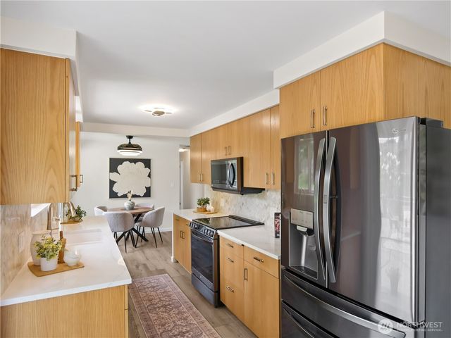 944 165th Avenue SE, Bellevue, WA 98008