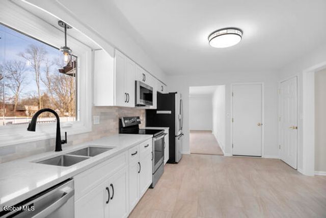 1083 McKinley Avenue, Rotterdam, NY 12303